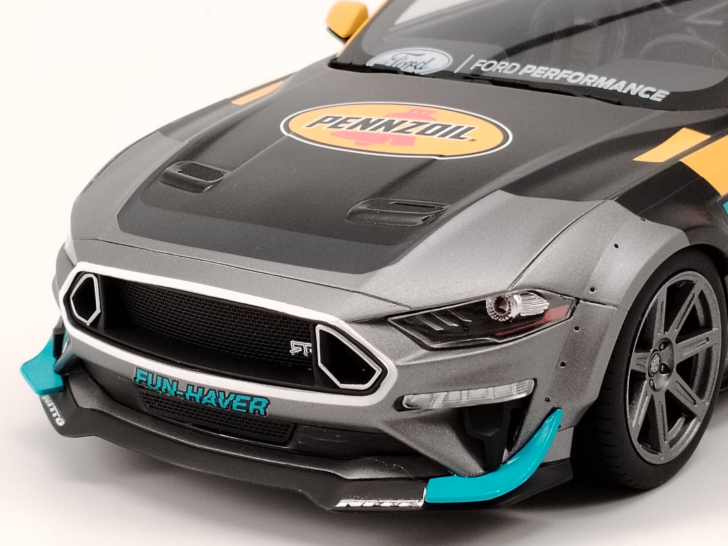 GT Spirit 1/18 Ford MUSTANG RTR SPEC 5-D wide body gray and yellow paint simulation car model