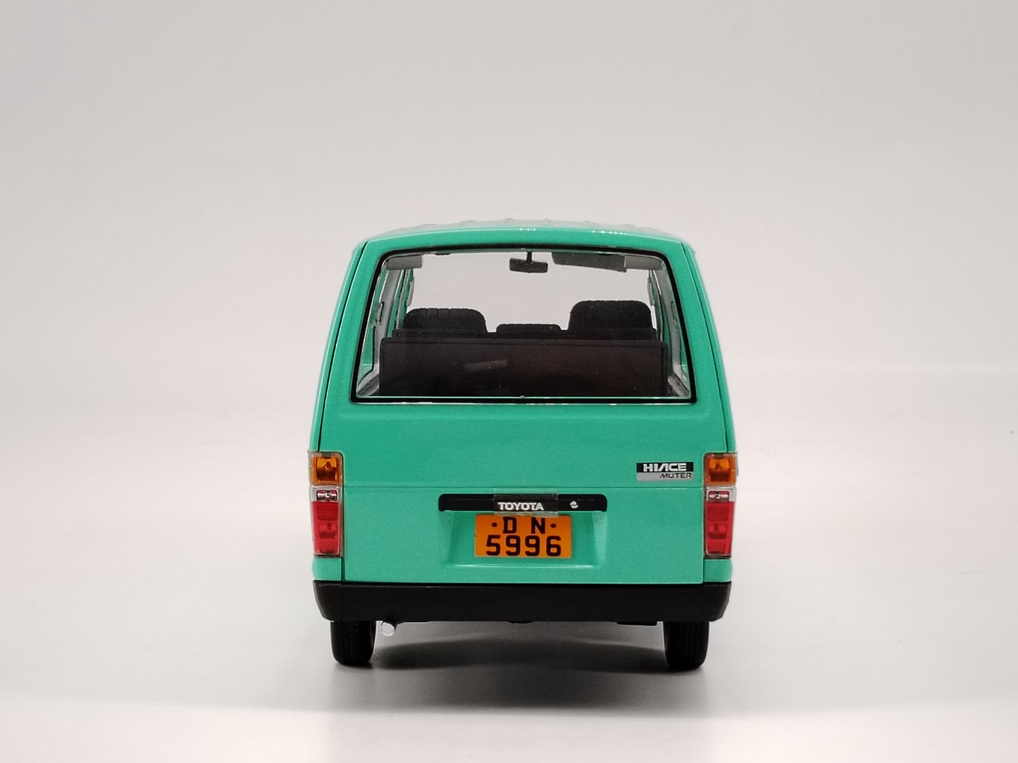 ZP 1/18 Toyota Hiace YH50 round light Young and Dangerous green paint car model