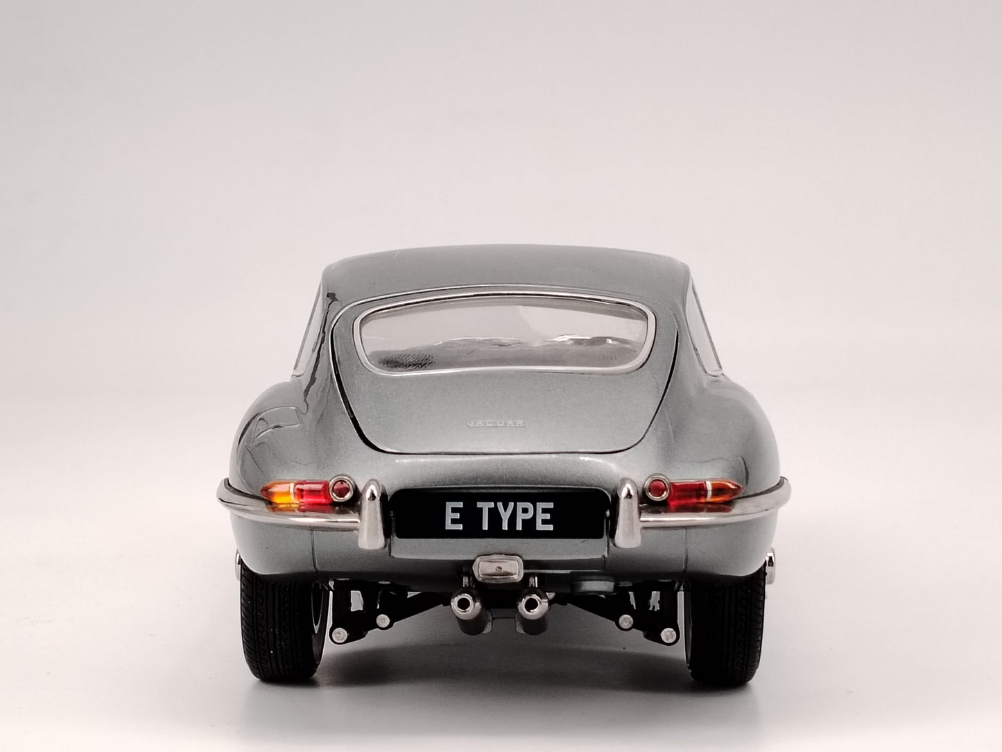 Kyosho 1/18 Jaguar E TYPE alloy simulation model car birthday gift ornaments