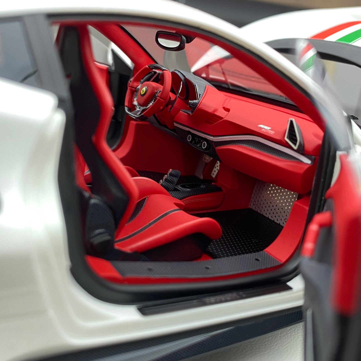 DM 1/18 Ferrari 488 pista resin fully opened fluorescent limited edition car model ornaments