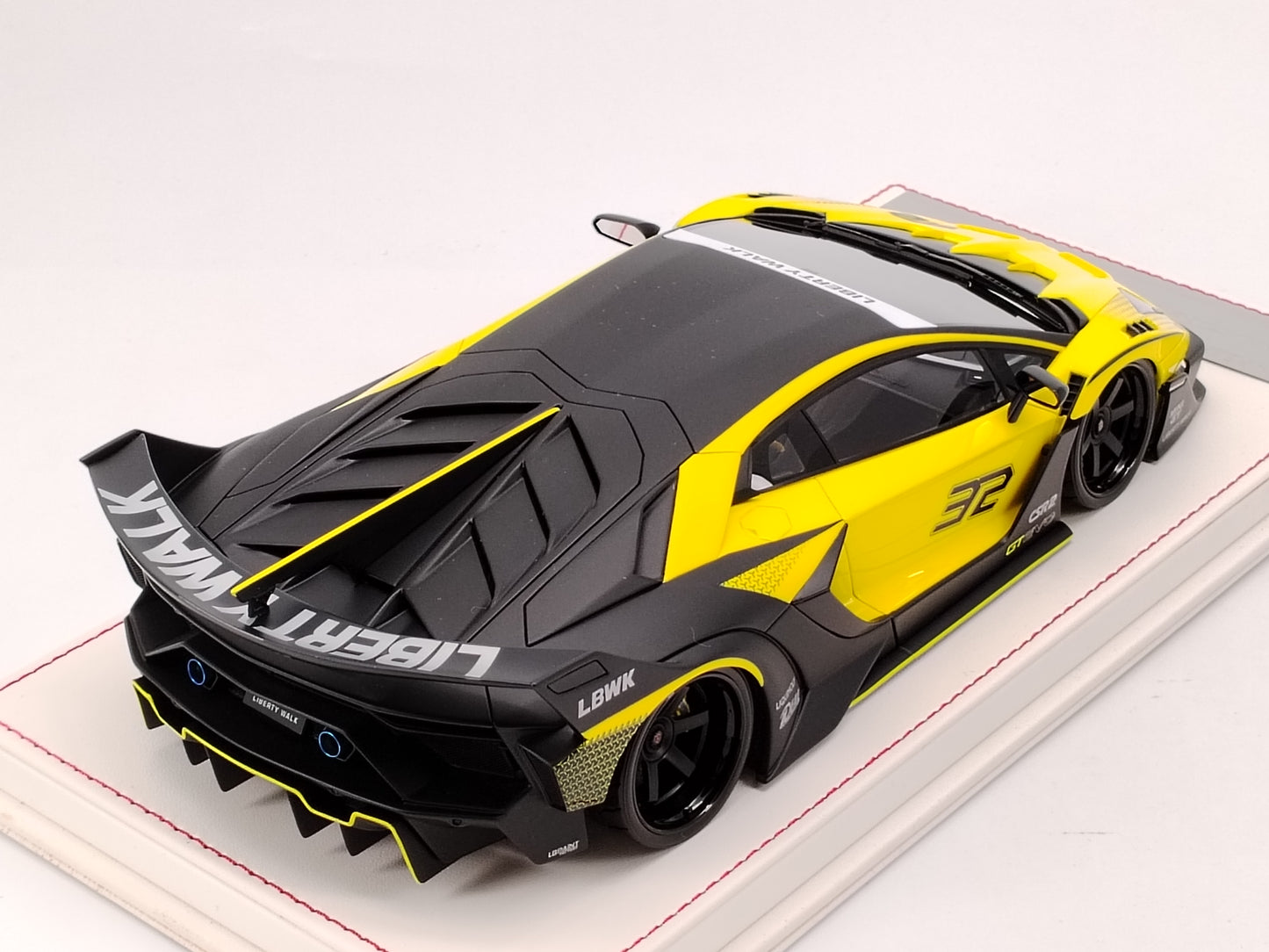 DG 1/18 Lamborghini Aventador GT EVO Yellow Limited Edition Model Car