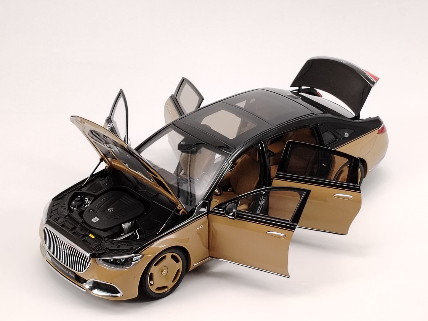 Almost Real 1/18 Mercedes-Benz Maybach S-Class Black and Yellow Alloy Simulation Model Car