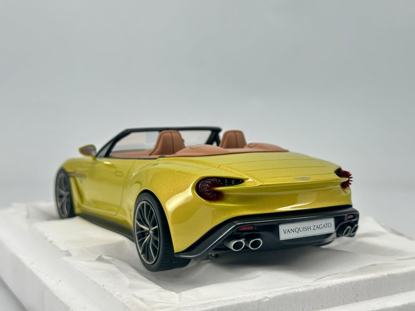 TOPSPEED 1/18 ASTON MARTIN VANQUISH ZAGATO VOLANTE COSMOPOLITAN