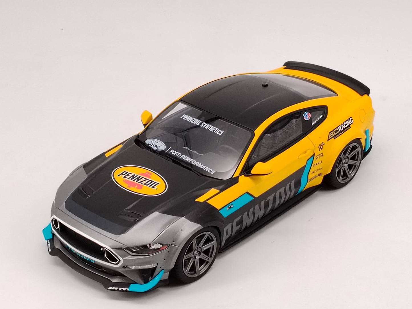 GT Spirit 1/18 Ford MUSTANG RTR SPEC 5-D wide body gray and yellow paint simulation car model