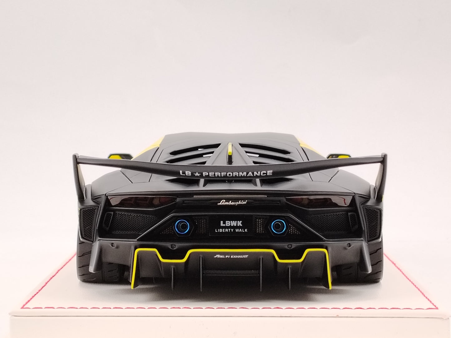 DG 1/18 Lamborghini Aventador GT EVO Yellow Limited Edition Model Car