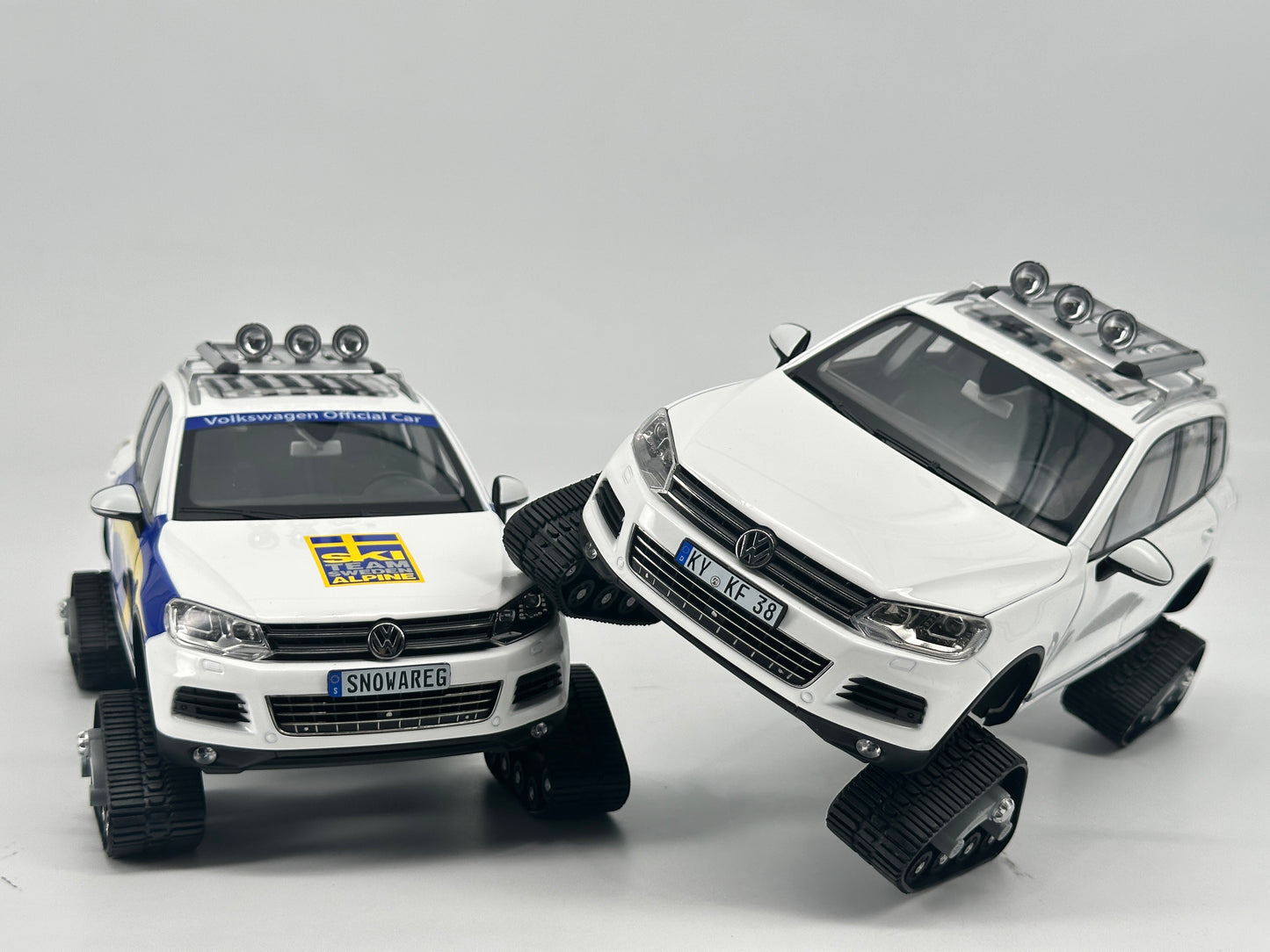 Kyosho 1/18 Volkswagen Touareg Snowmobile Alloy Simulation Model Car Ornaments Birthday Gift