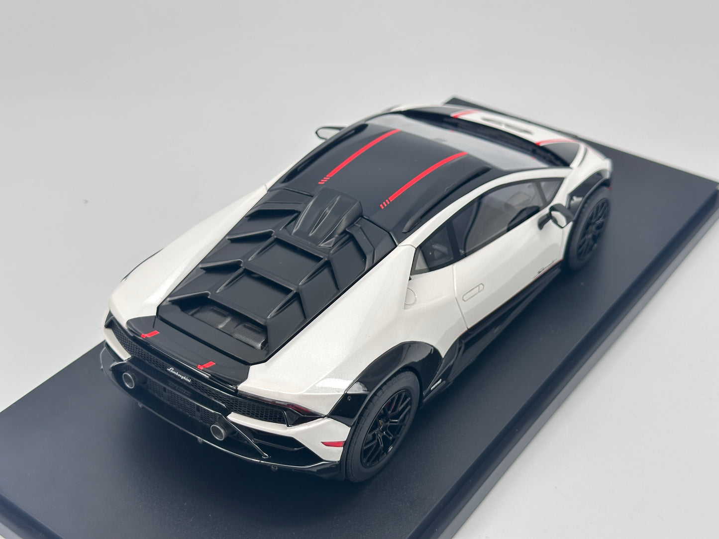 TOPSPEED 1/18 Lamborghini Huracan Sterrato White Simulated Car Model TS0610