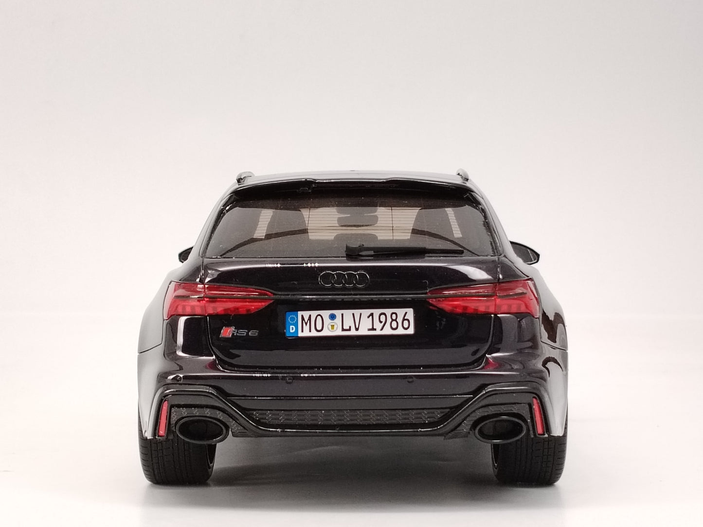 GT Spirit 1/18 Audi RS6 Avant with luggage black simulation model car