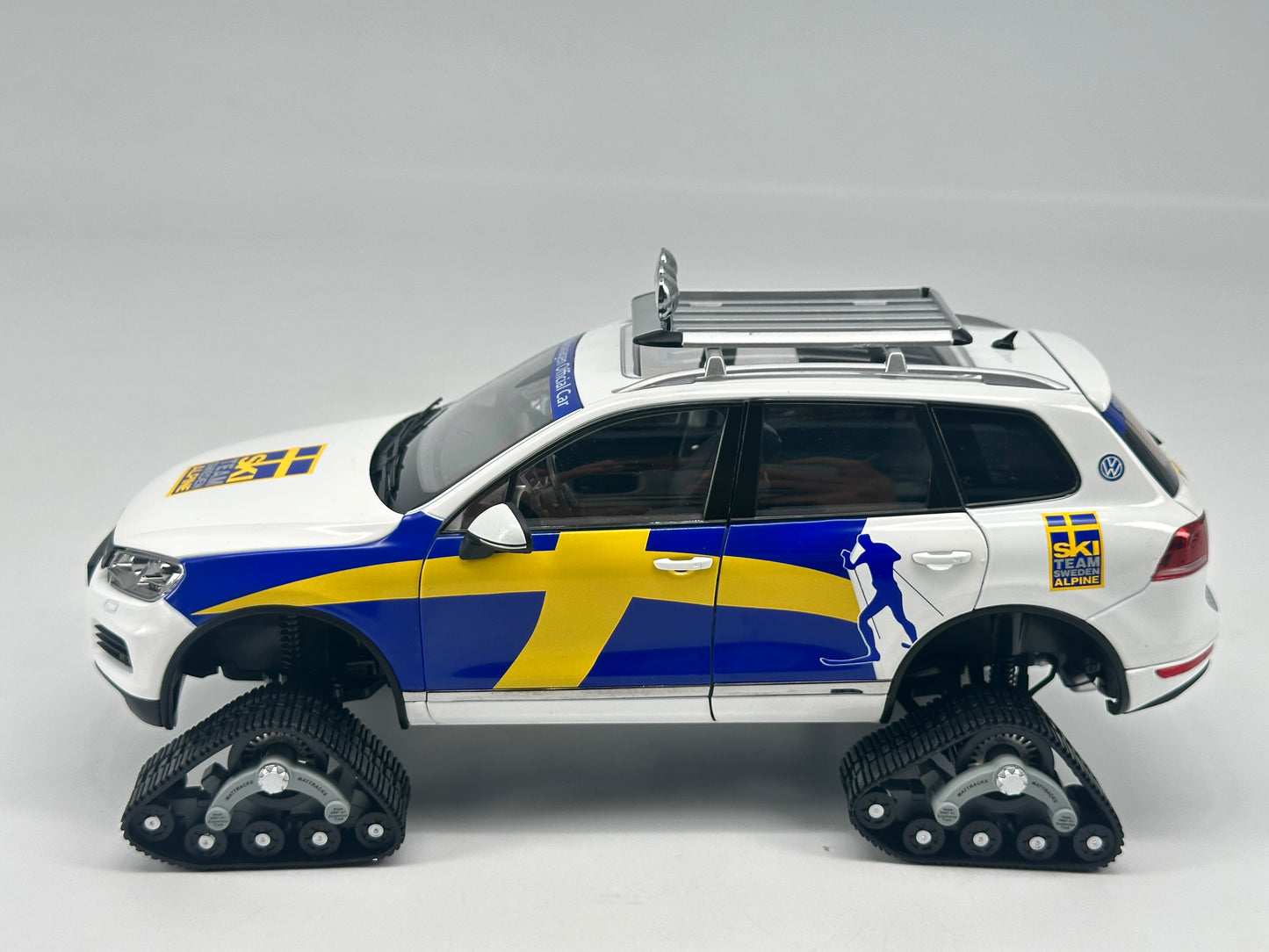 Kyosho 1/18 Volkswagen Touareg Snowmobile Alloy Simulation Model Car Ornaments Birthday Gift