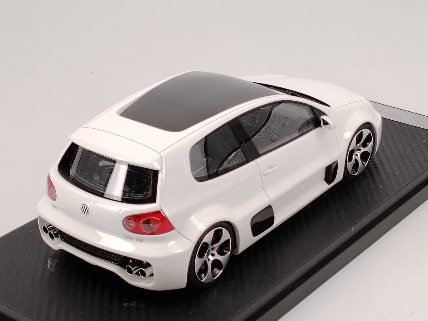 IVY 1/18 Volkswagen GOLF W12 White Resin Sealed Car Model