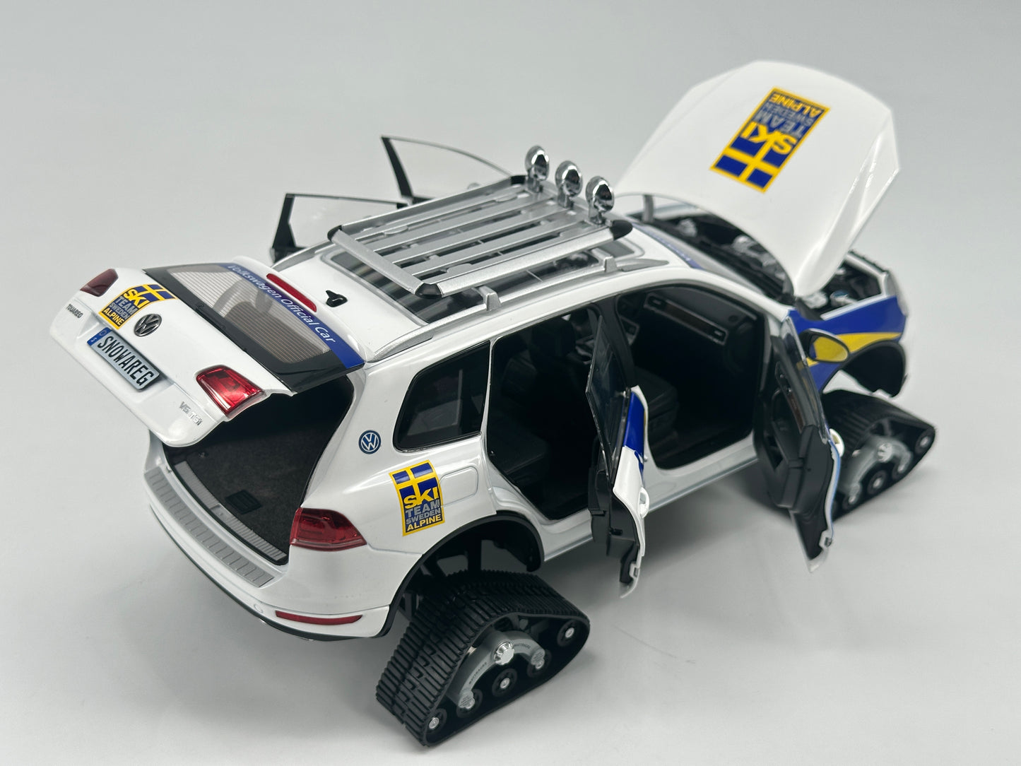 Kyosho 1/18 Volkswagen Touareg Snowmobile Alloy Simulation Model Car Ornaments Birthday Gift