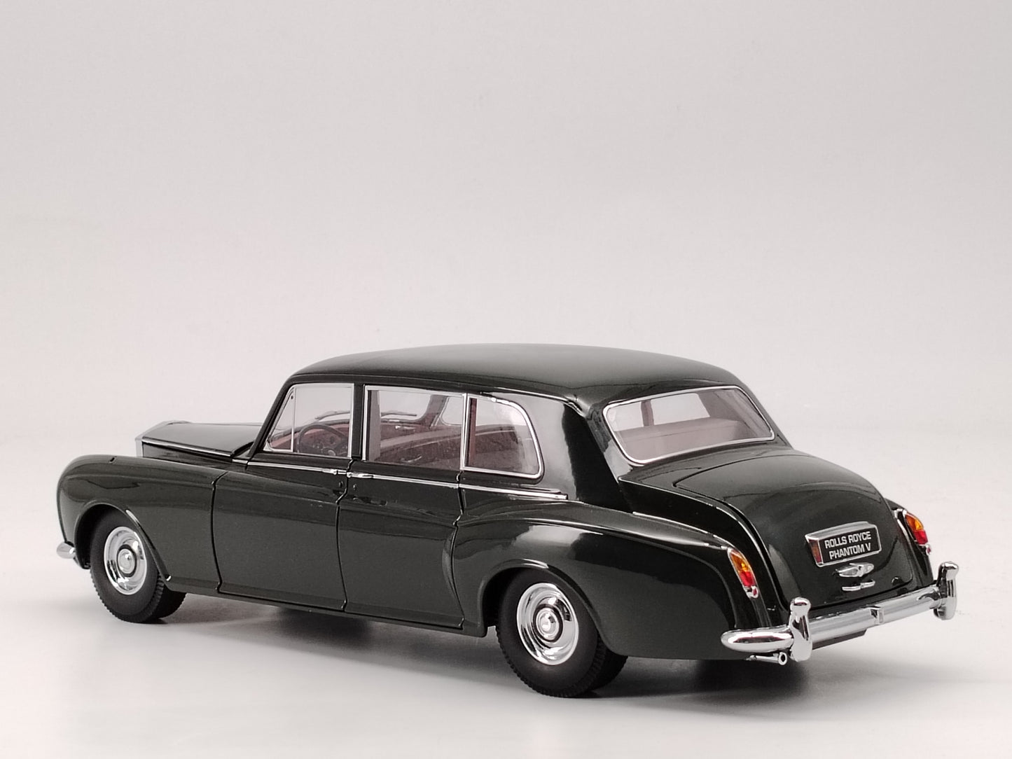 Paragon 1/18 Rolls-Royce Phantom 5th Generation Alloy Car Model Ornaments Birthday Gift