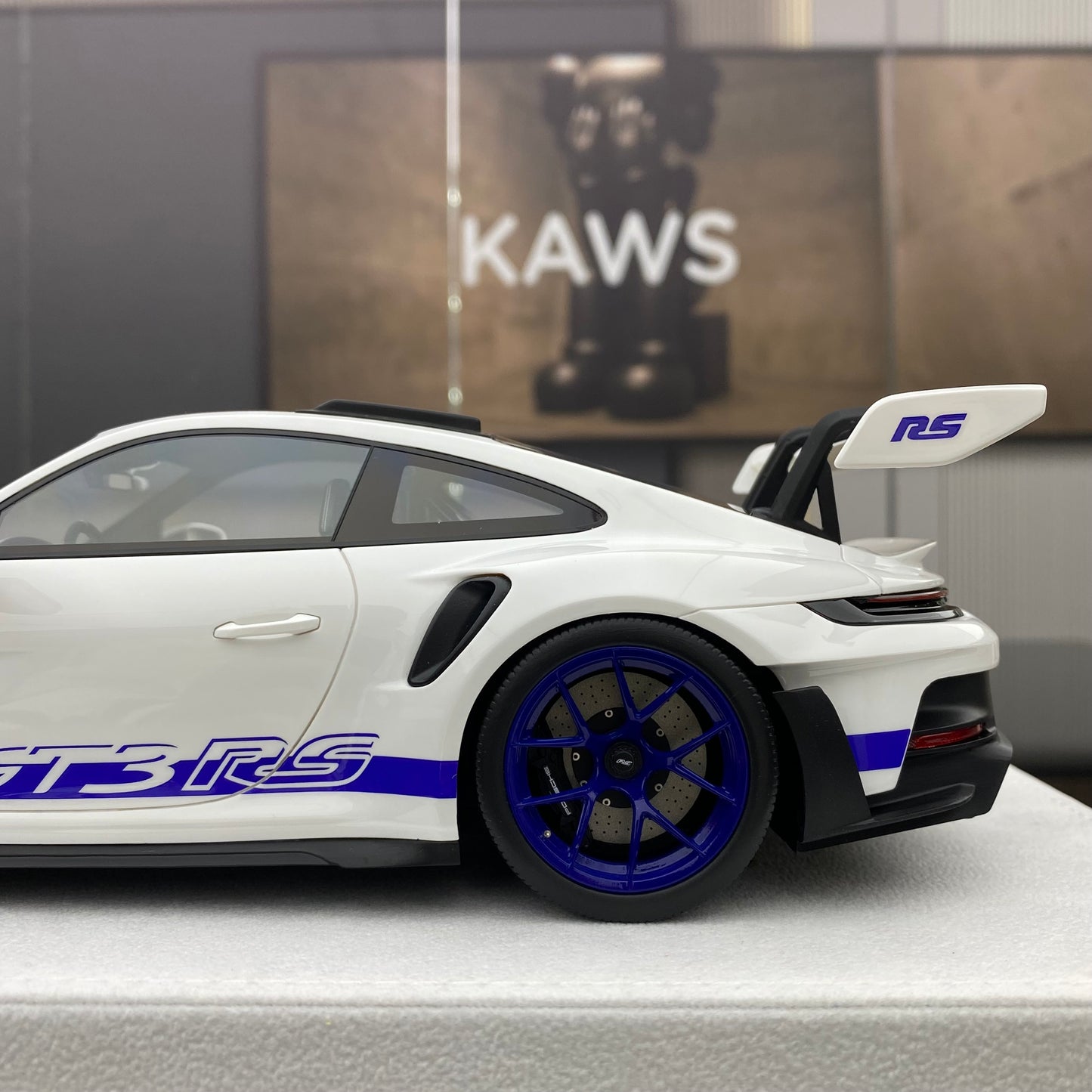 FuelMe 1/18 Porsche 992 GT3RS white blue wheels simulation car model