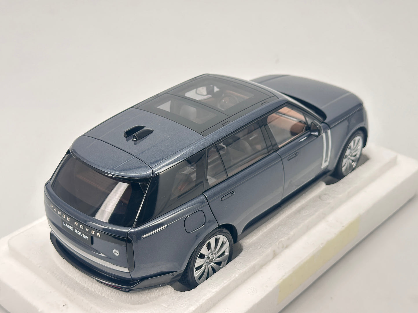 LCD 1/18 Land Rover Range Rover SV Autobiography Long Wheelbase Blue Alloy Car Model