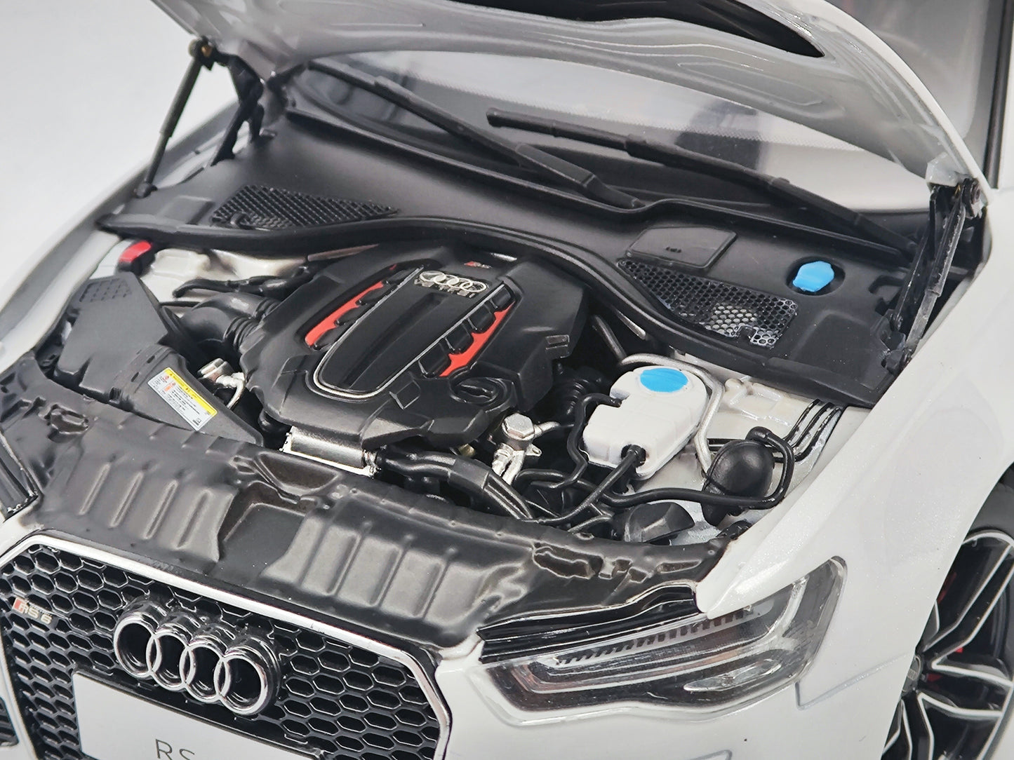 Well 1/18 Audi RS6 C7 White Alloy Simulation Car Model Ornaments Birthday Gift
