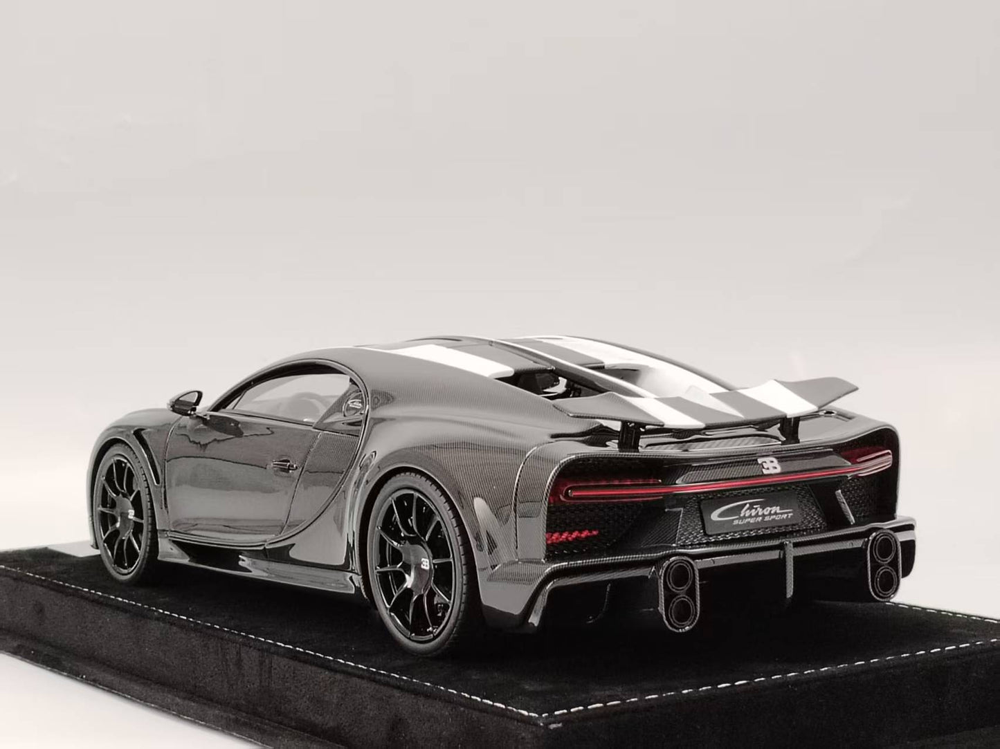 HH Model 1/18 Bugatti Chiron SS Black Carbon/White Stripes Resin Model HH467