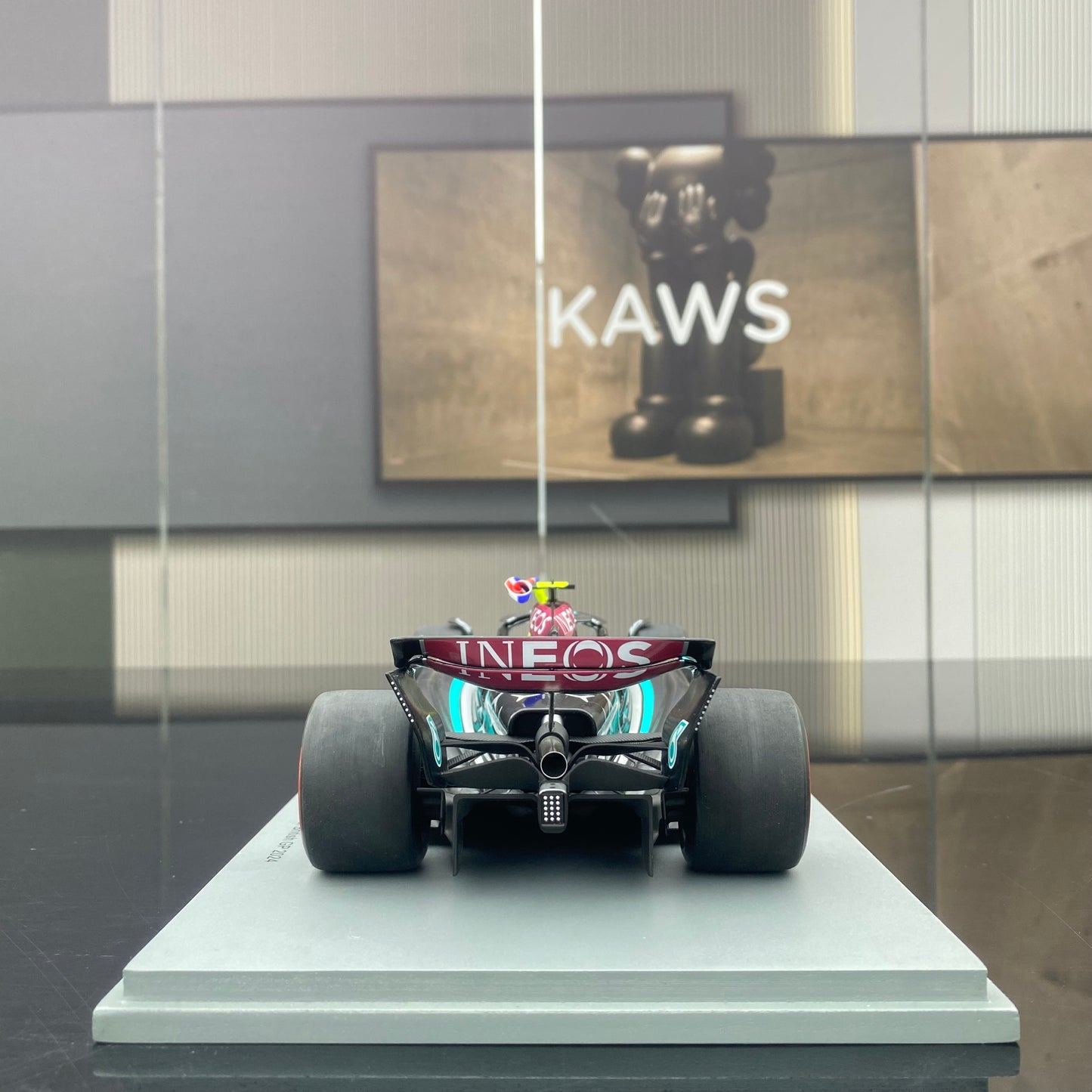 Spark 1/18 Mercedes-AMG W15 UK Grand Prix Victory No. 44 Hamilton Sitting and Holding the Flag Version