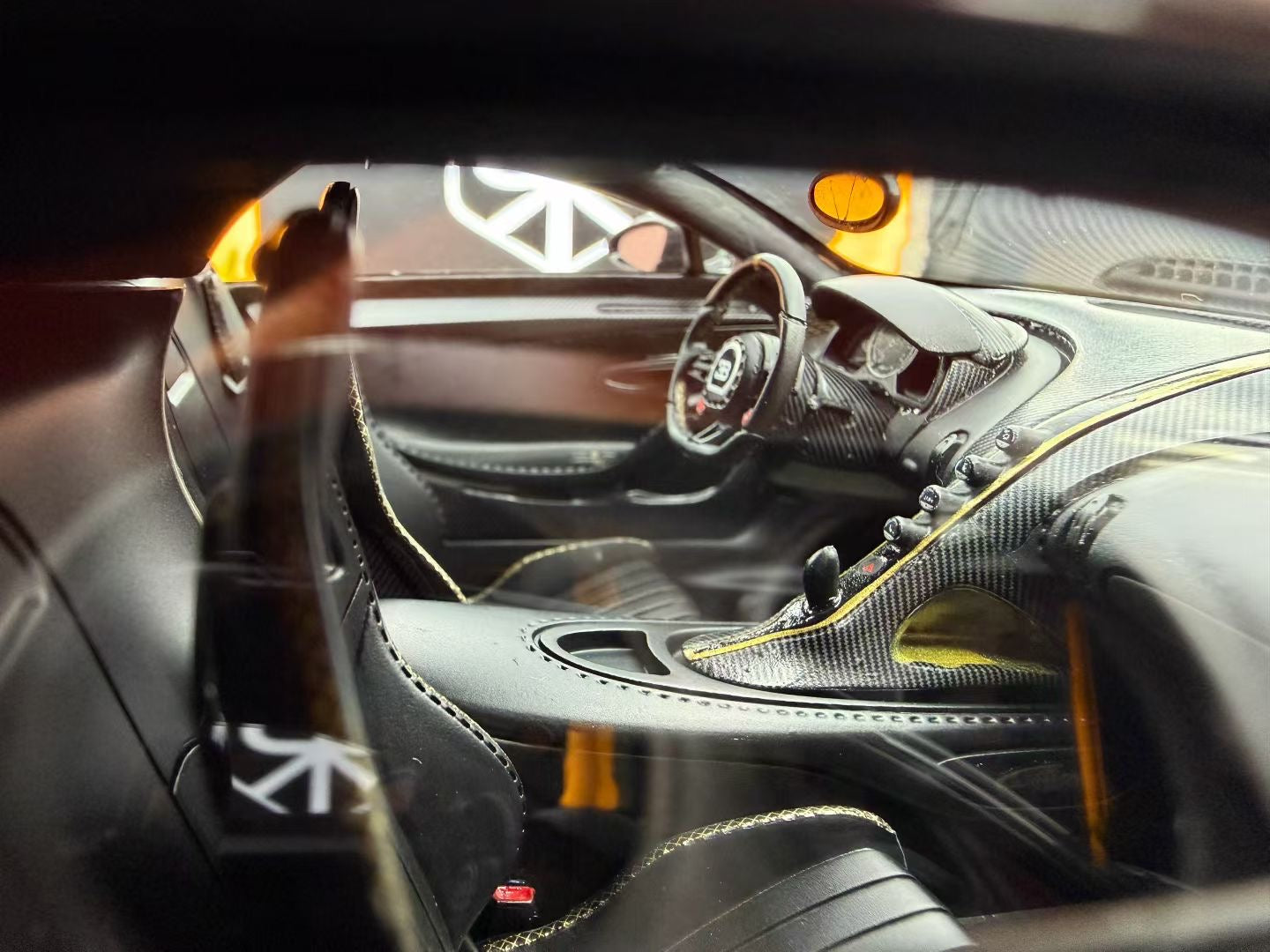 MR 1:18 Bugatti Chiron Pur Sport Full Carbon 46/99 DDJ046