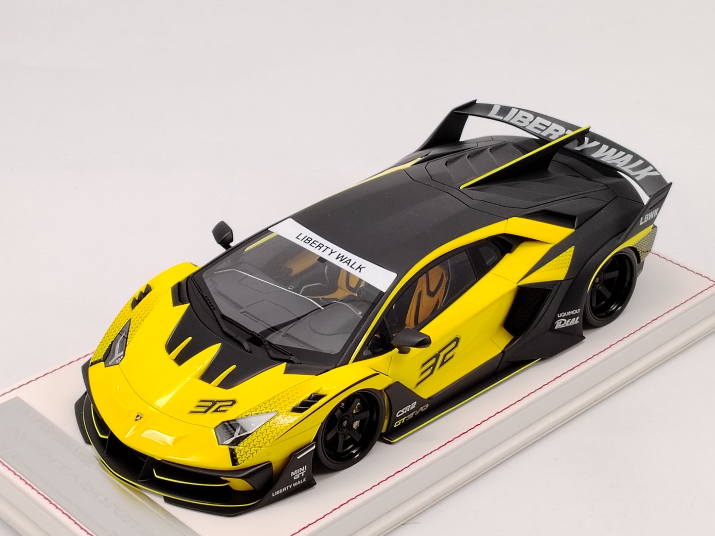 DG 1/18 Lamborghini Aventador GT EVO Yellow Limited Edition Model Car
