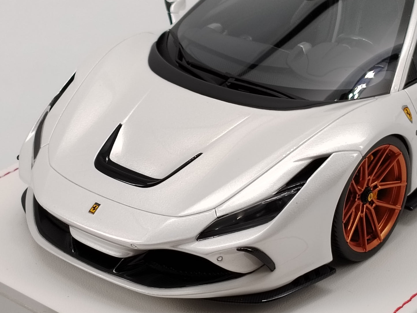 DG 1/18 Ferrari F8 White Limited Edition Simulation Car Model Ornament