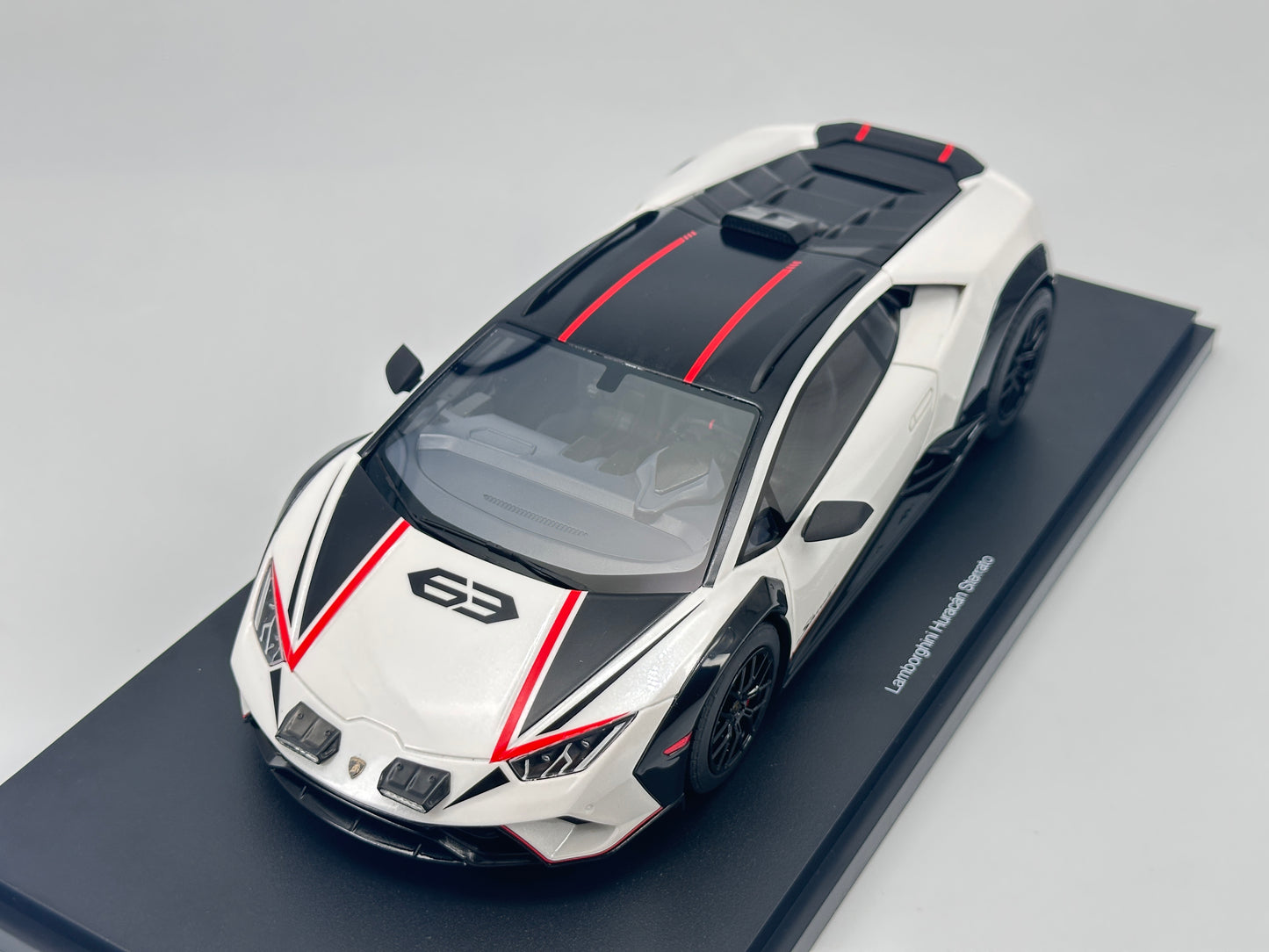 TOPSPEED 1/18 Lamborghini Huracan Sterrato White Simulated Car Model TS0610
