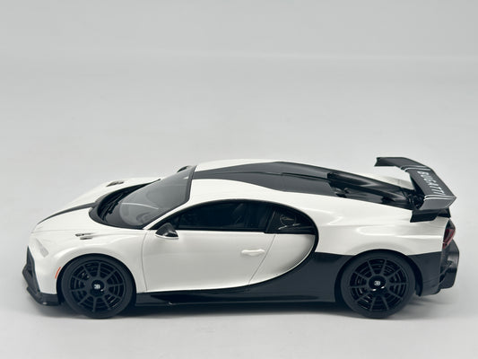 TOPSPEED 1/18 Bugatti CHIRON PUR SPORT #16 White Simulation Car Model