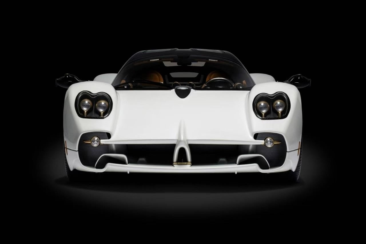 Pocher 1/8 HK123 Pagani Utopia - Bianca Perla Pearl White with Black Carbon Fiber Pattern on Roof, Paint Finish