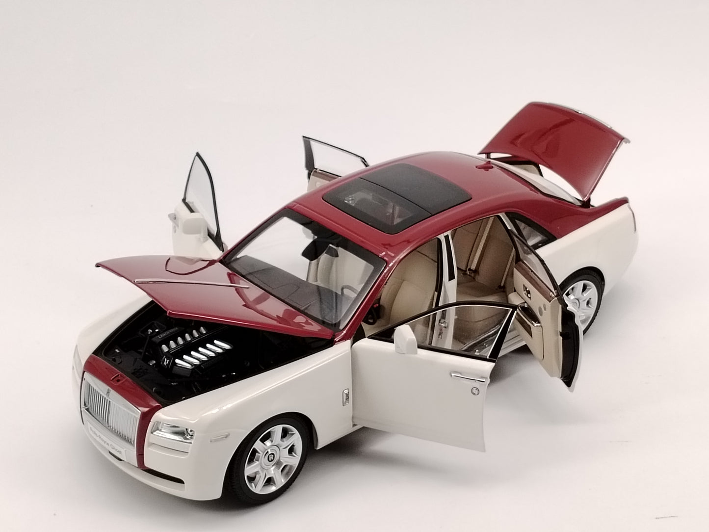 Kyosho 1/18 Rolls-Royce Ghost White and Red Simulation Car Ornaments