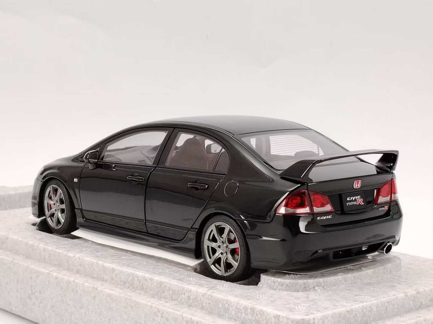 MOTORHELIX 1/18 Honda Civic Type R (FD2) 2007 Late Version Crystal Metallic Black Alloy Car Model