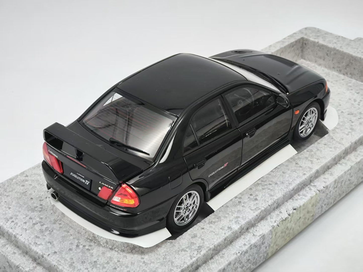 MOTORHELIX 1/18 Mitsubishi EVO All-Opening Alloy Car Model