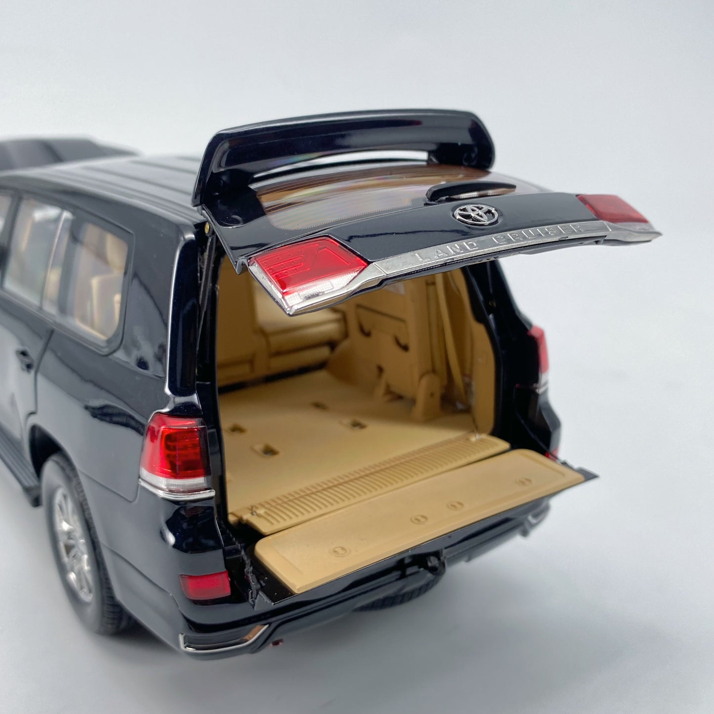Kengfai 1/18 Toyota Land Cruiser LHD Alloy Model Car Ornaments