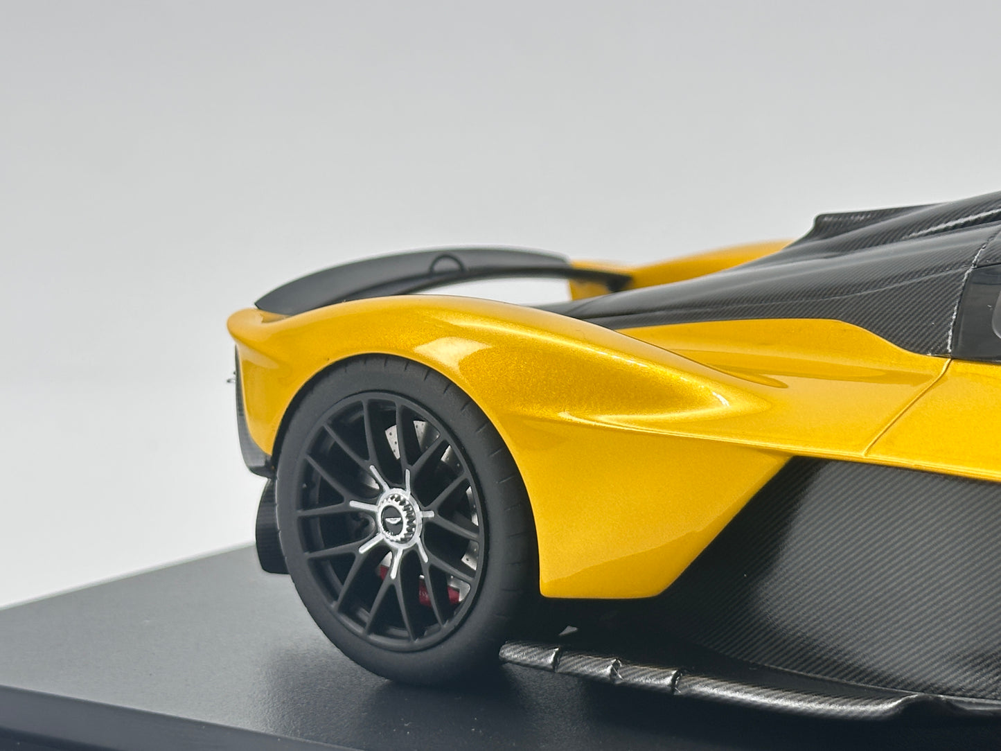 Topspeed 1/18 Aston Martin Valkyrie Sunburst Yellow Simulation Car Model