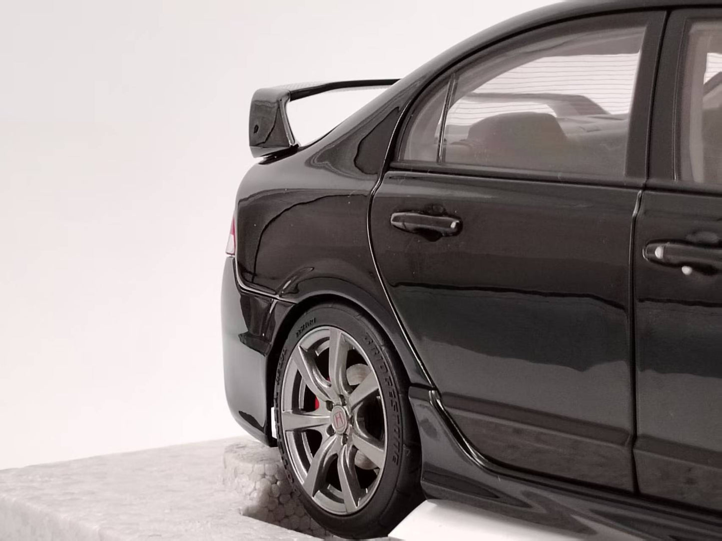 MOTORHELIX 1/18 Honda Civic Type R (FD2) 2007 Late Version Crystal Metallic Black Alloy Car Model