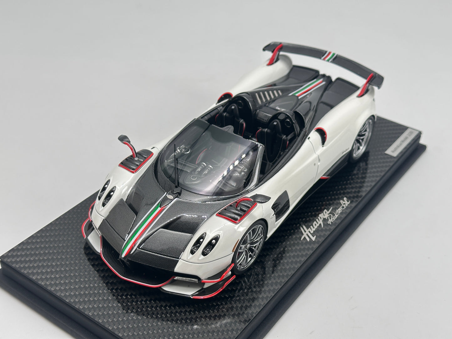 AustraLux Model 1/18 Pagani Huayra Roadster BC Pearlescent White Limited Edition Car Model