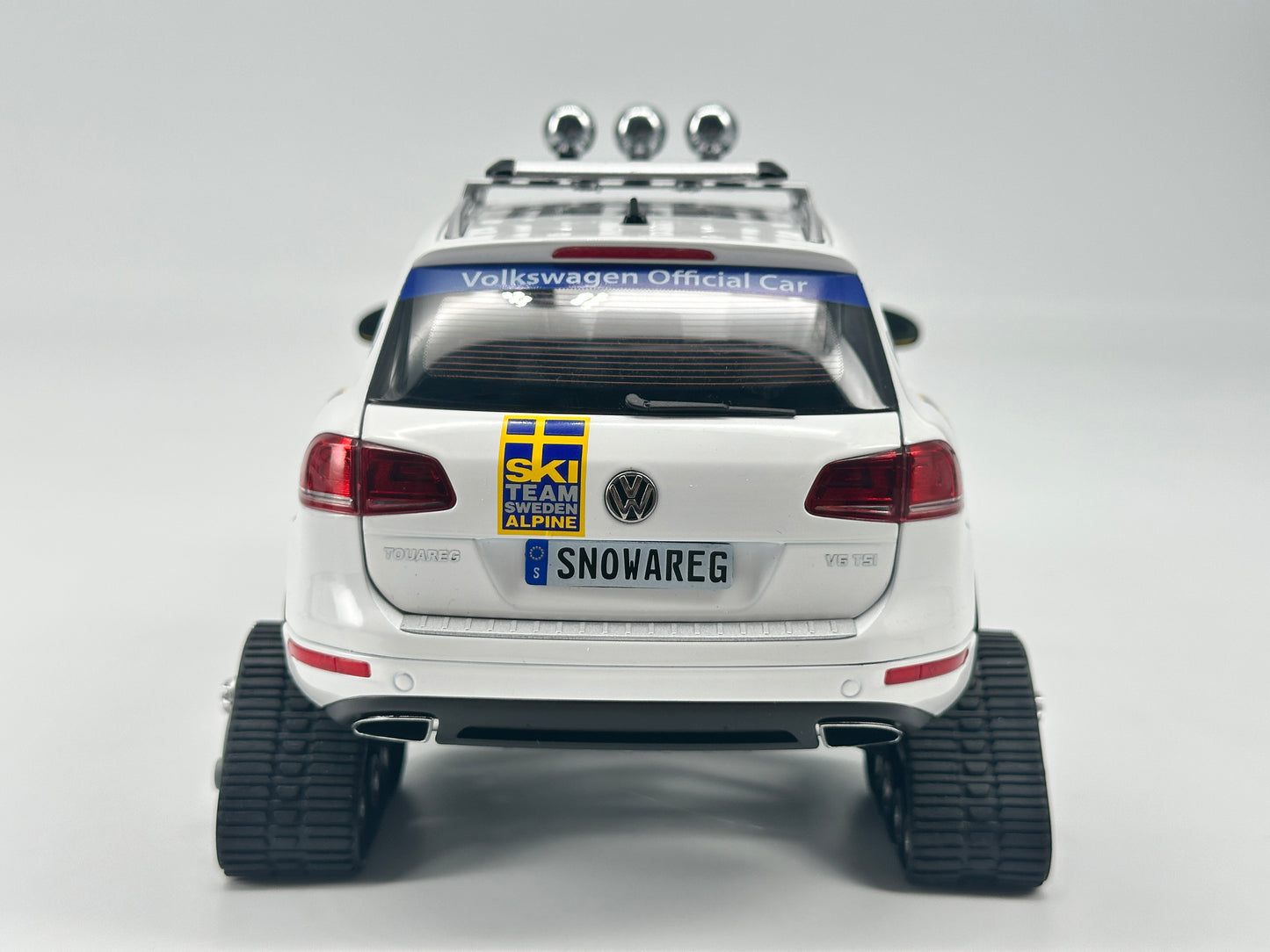 Kyosho 1/18 Volkswagen Touareg Snowmobile Alloy Simulation Model Car Ornaments Birthday Gift