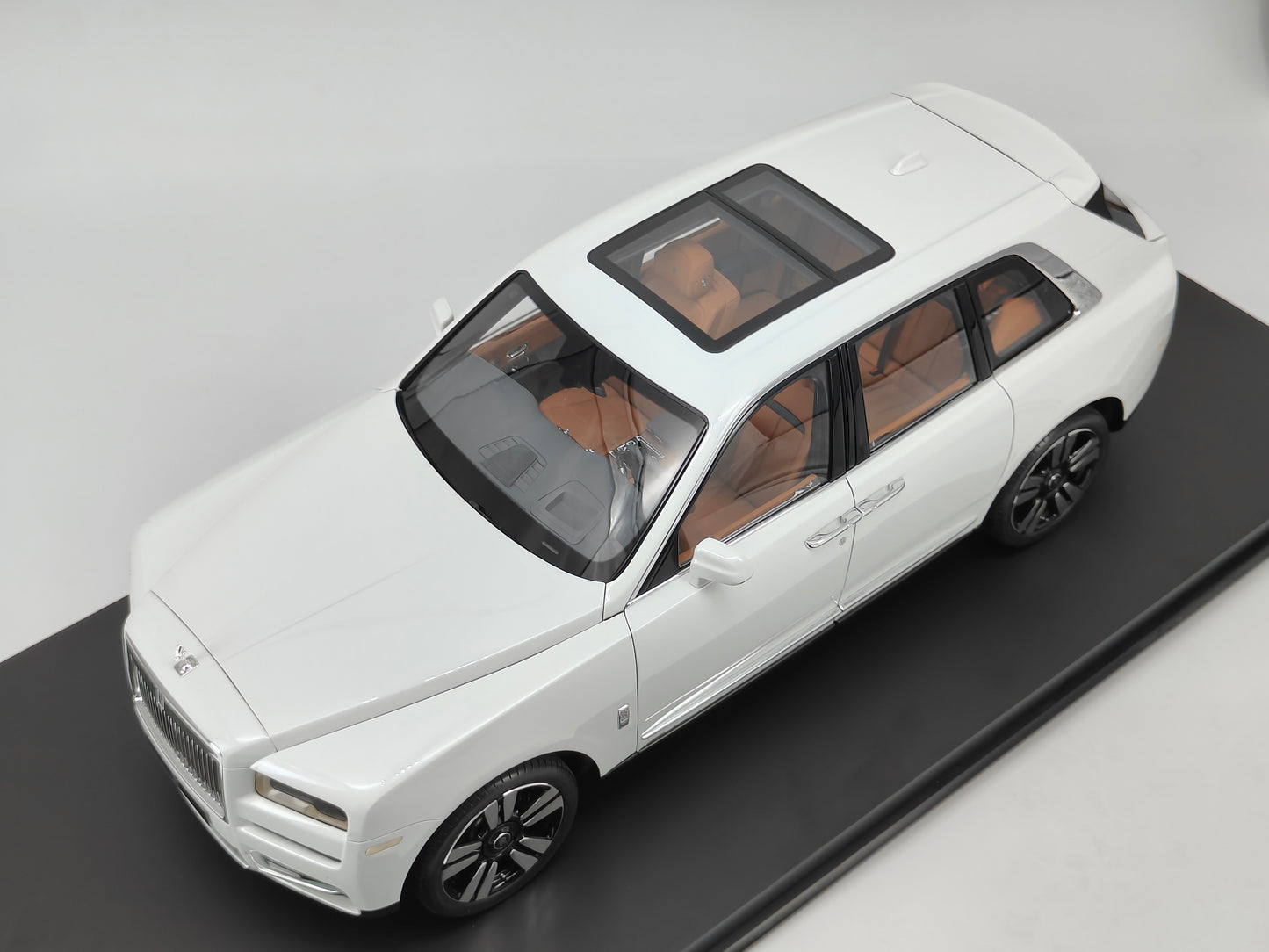 ZP 1/8 Rolls-Royce Cullinan Fully Open with Sunroof Lighted Version White High-end Car Model Ornaments