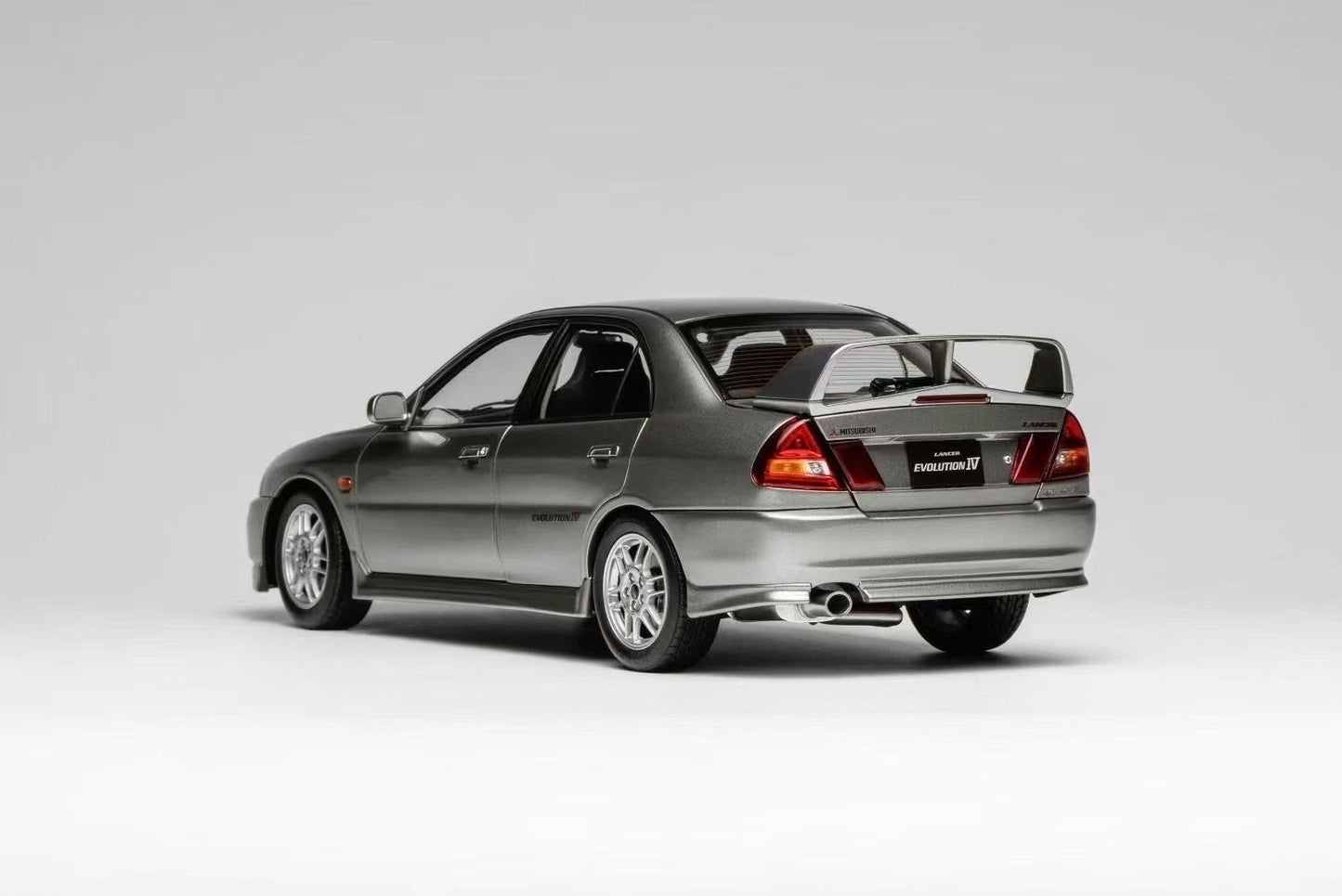 MOTORHELIX 1/18 Mitsubishi Lancer Evolution IV