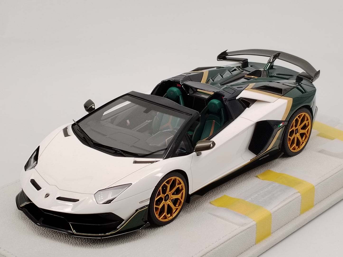 MAKEUP 1/18 Lamborghini SVJ ROADSTER White and Green Limited Edition Simulation Model Car