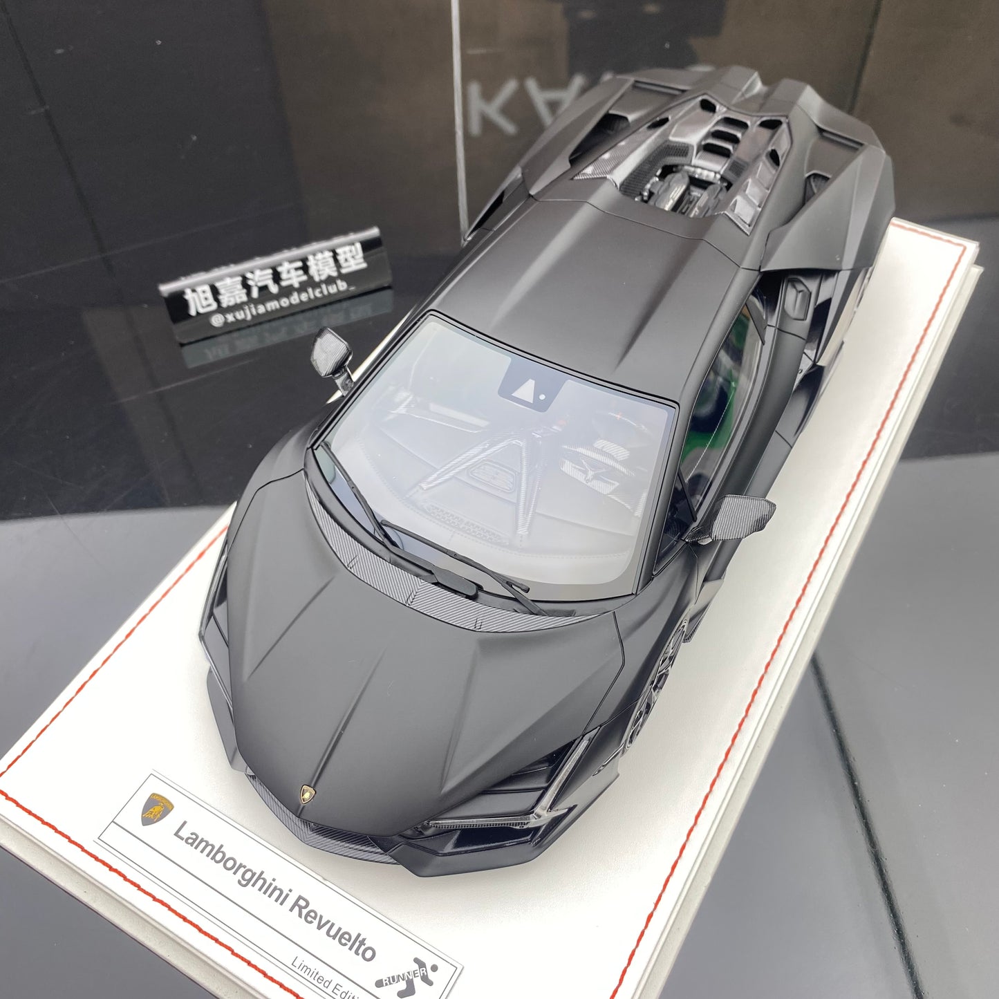 Adorno de modelo de coche de edición limitada Lamborghini Reveulto RUNNER 1/18