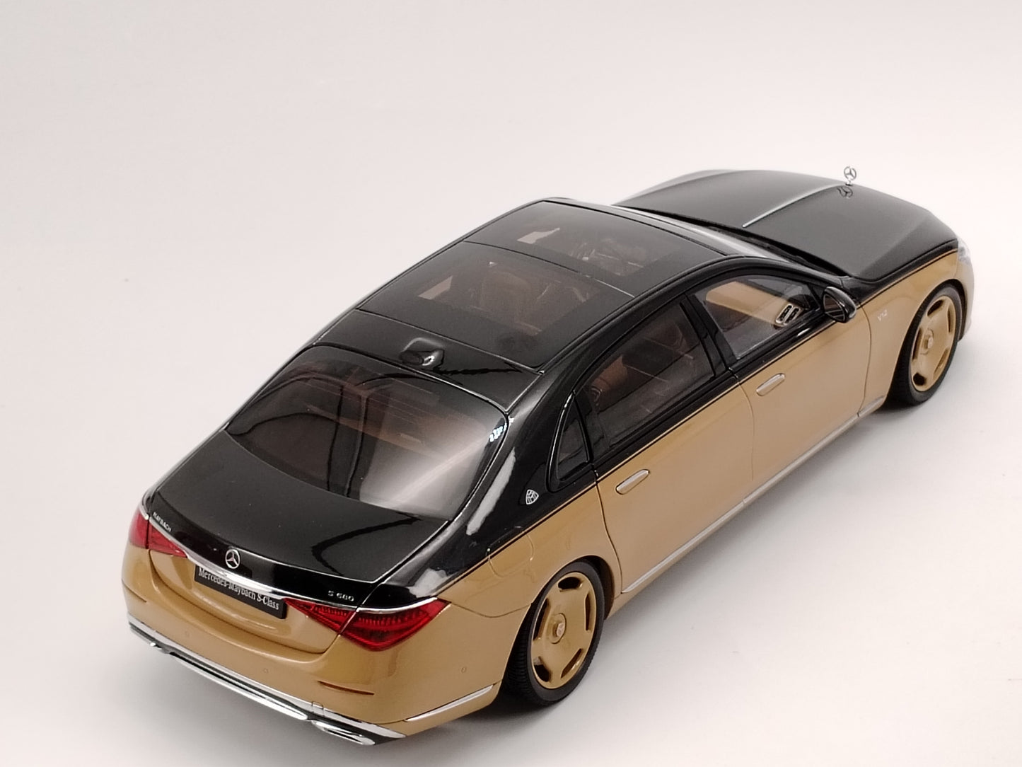 Almost Real 1/18 Mercedes-Benz Maybach S-Class Black and Yellow Alloy Simulation Model Car