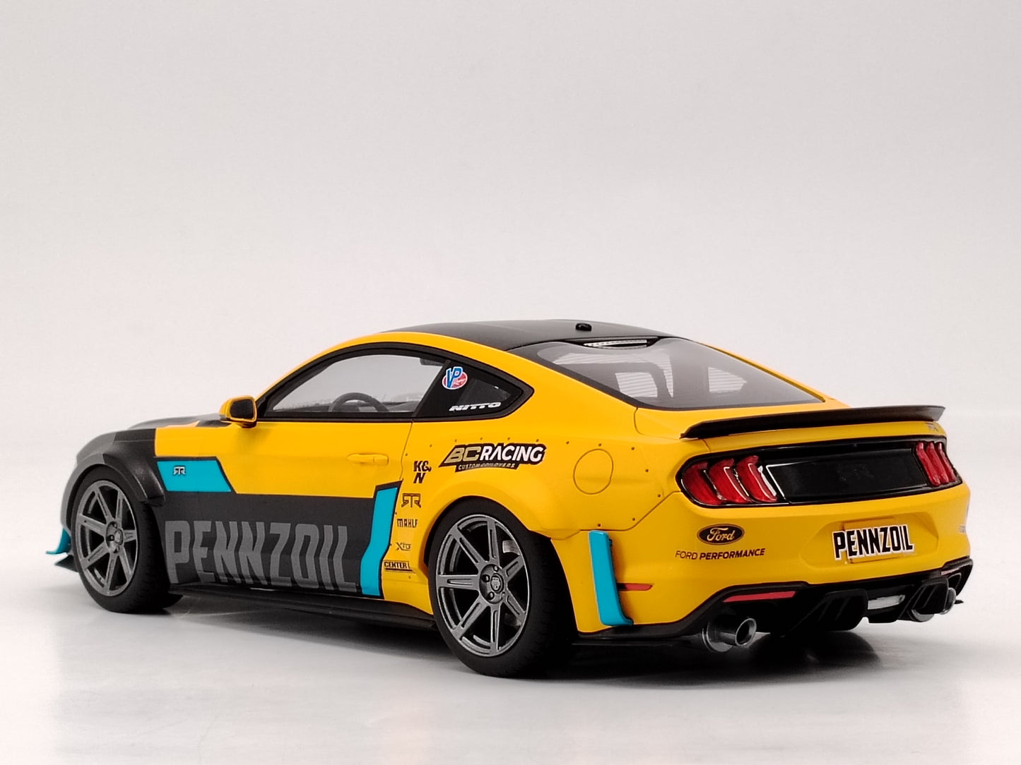 GT Spirit 1/18 Ford MUSTANG RTR SPEC 5-D wide body gray and yellow paint simulation car model