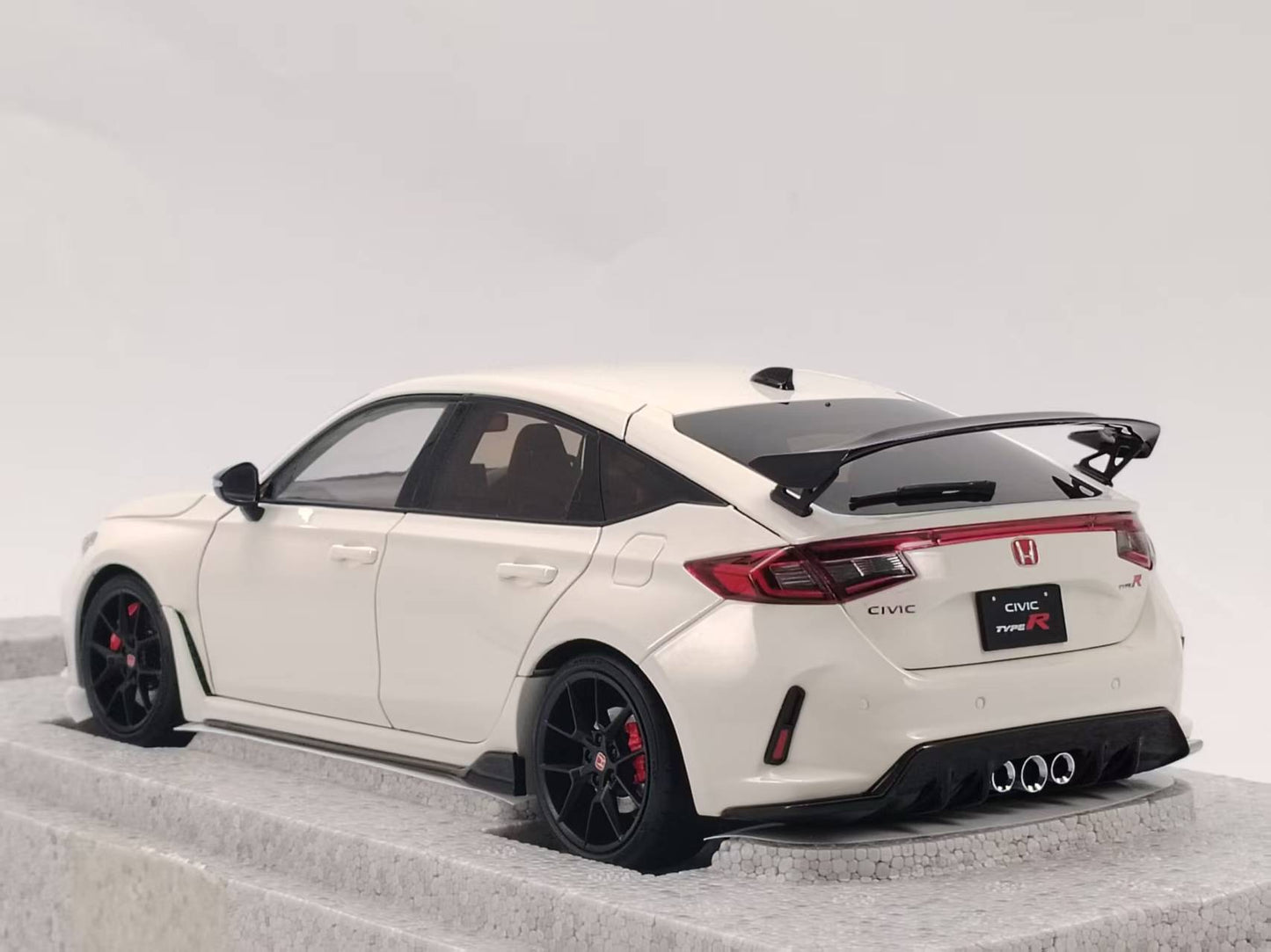 MOTORHELIX 1/18 Honda Civic TYPE R (FL5) Championship White All-Opening Alloy Car Model