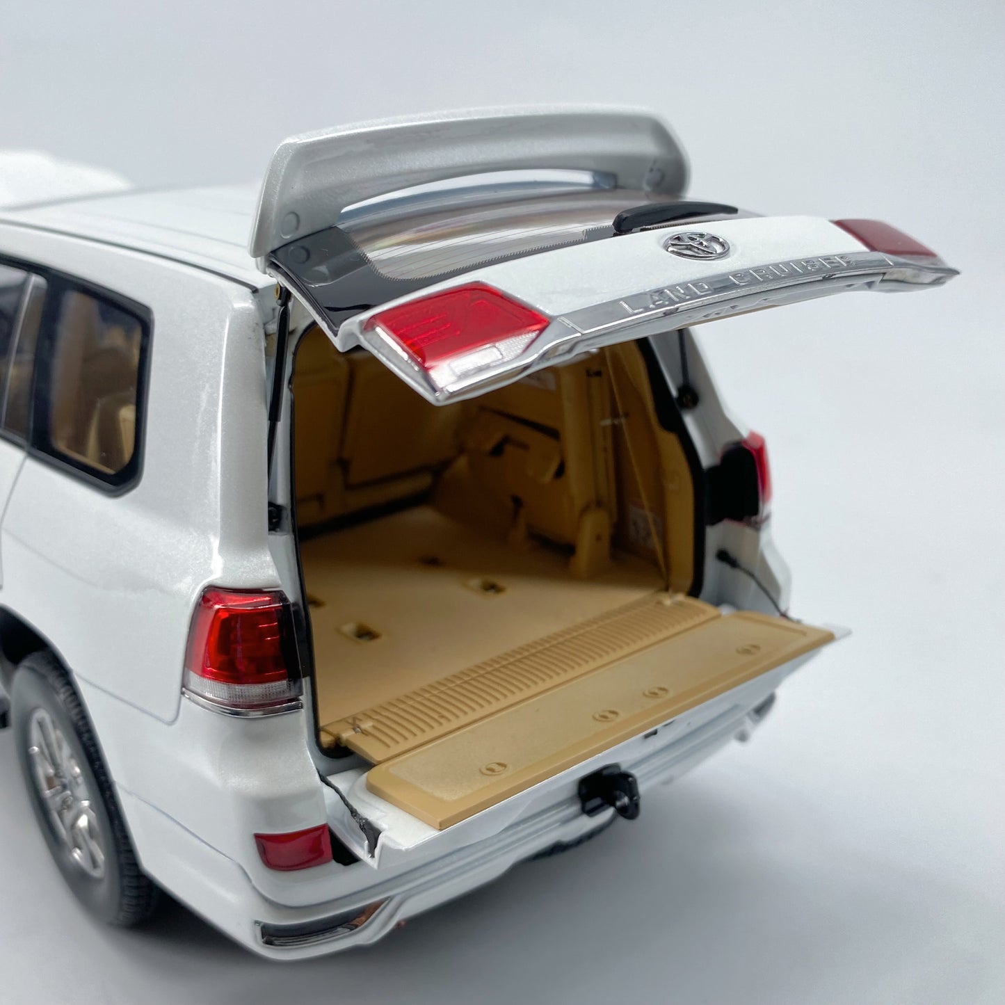 Kengfai 1/18 Toyota Land Cruiser LHD Alloy Model Car Ornaments