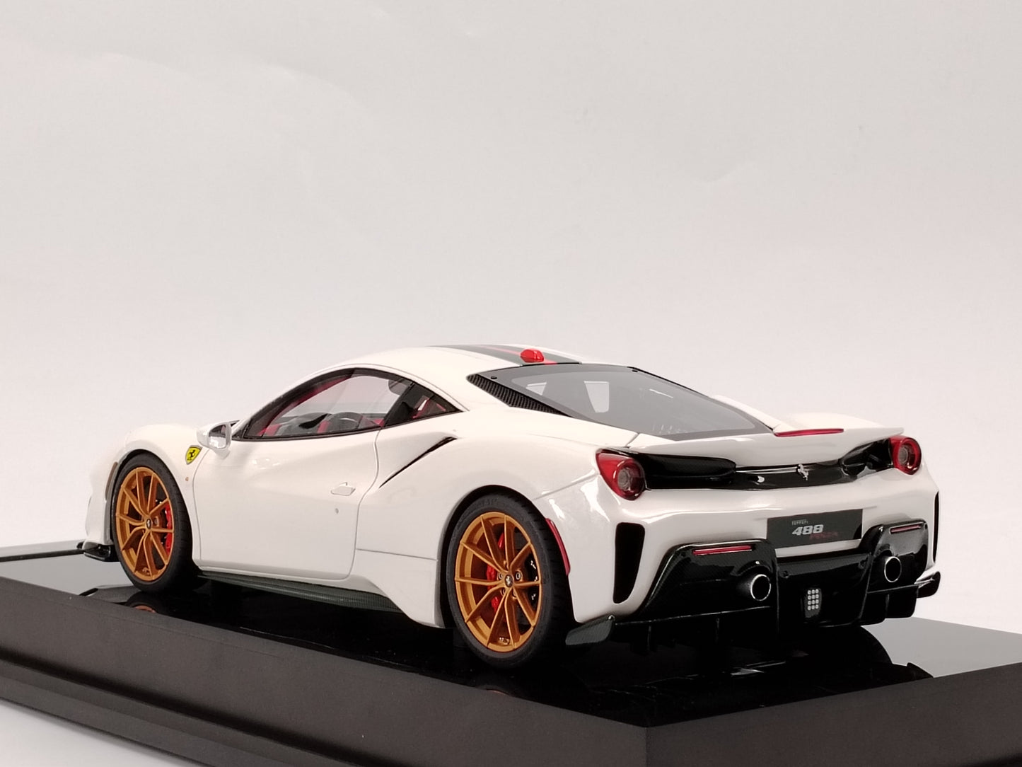 Amalgam 1/18 Ferrari 488 PISTA Gucci White Limited Edition Model Car Ornament