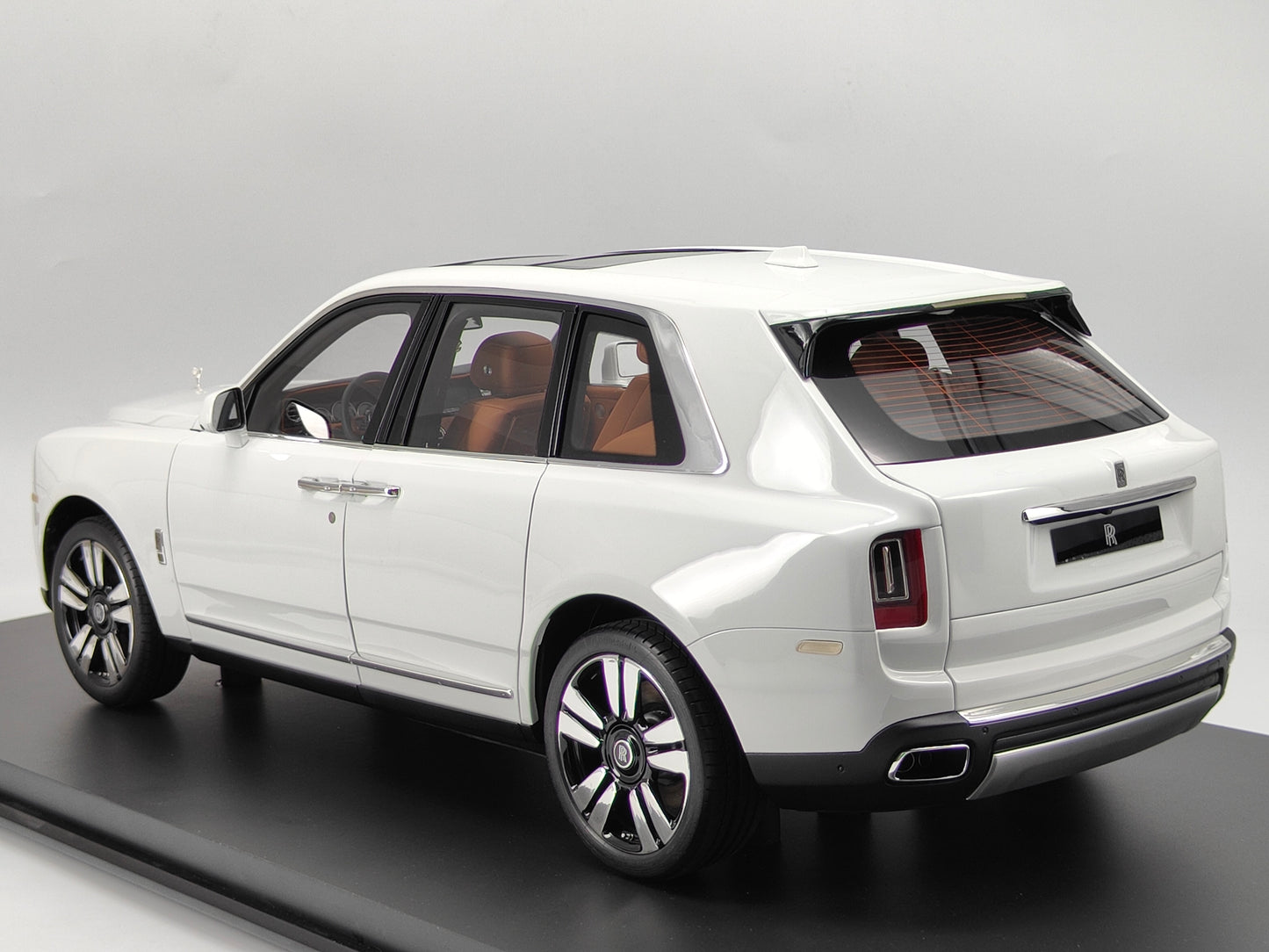ZP 1/8 Rolls-Royce Cullinan Fully Open with Sunroof Lighted Version White High-end Car Model Ornaments