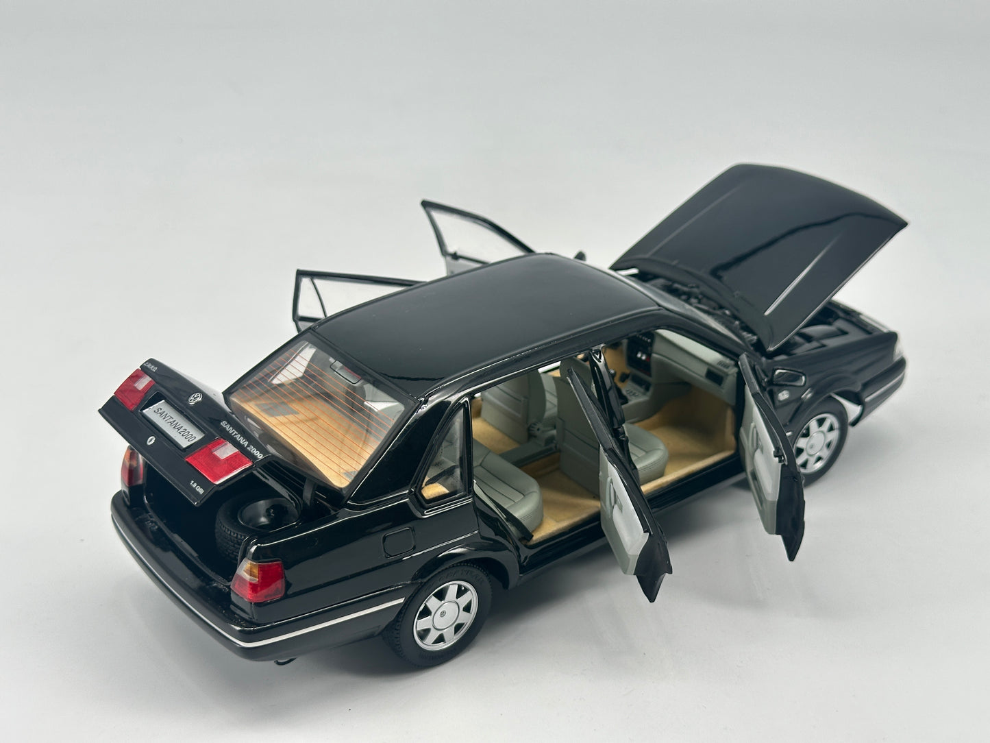 ZP 1/18 Volkswagen Santana 2000 Black Alloy Car Model