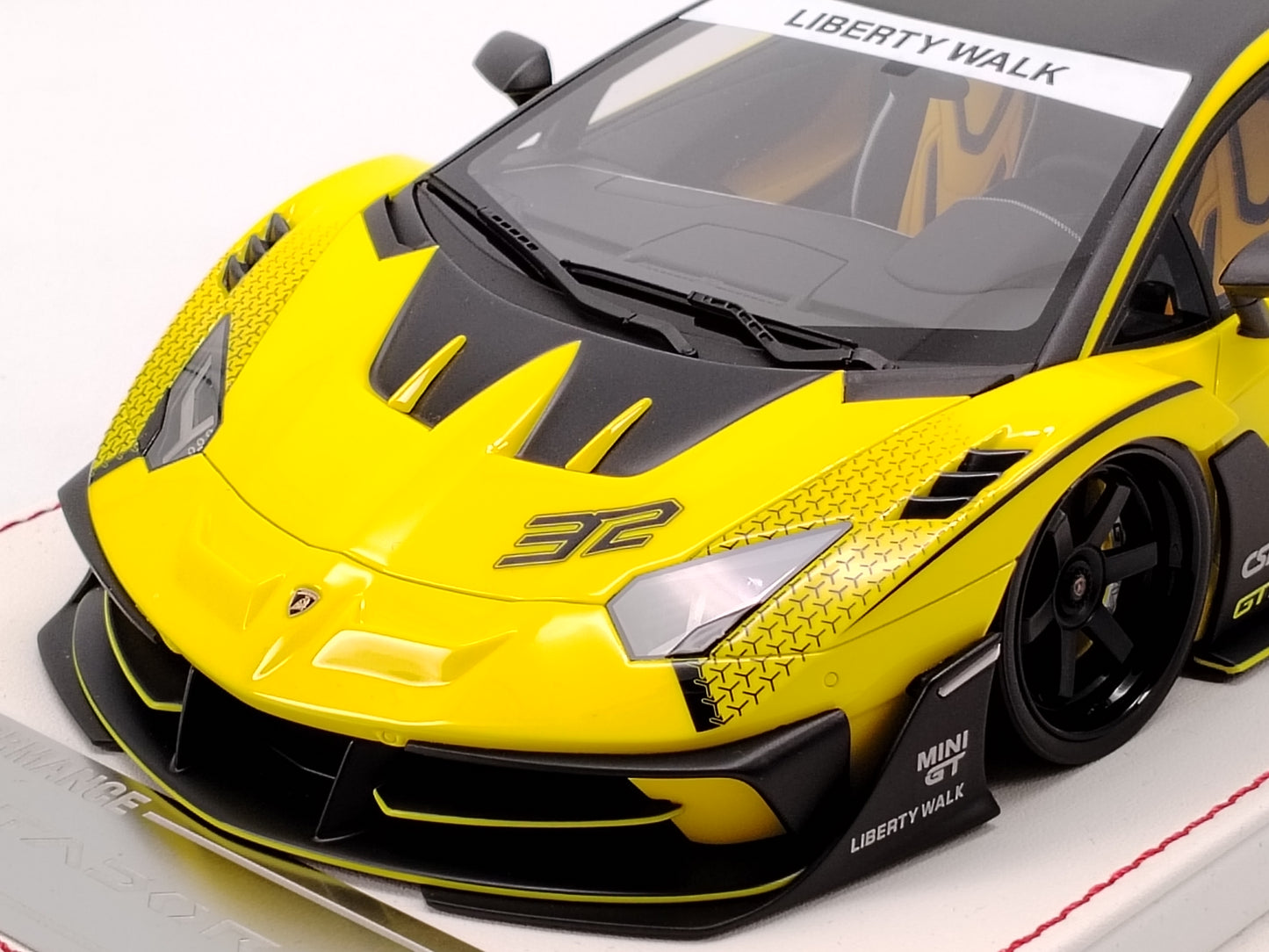DG 1/18 Lamborghini Aventador GT EVO Yellow Limited Edition Model Car