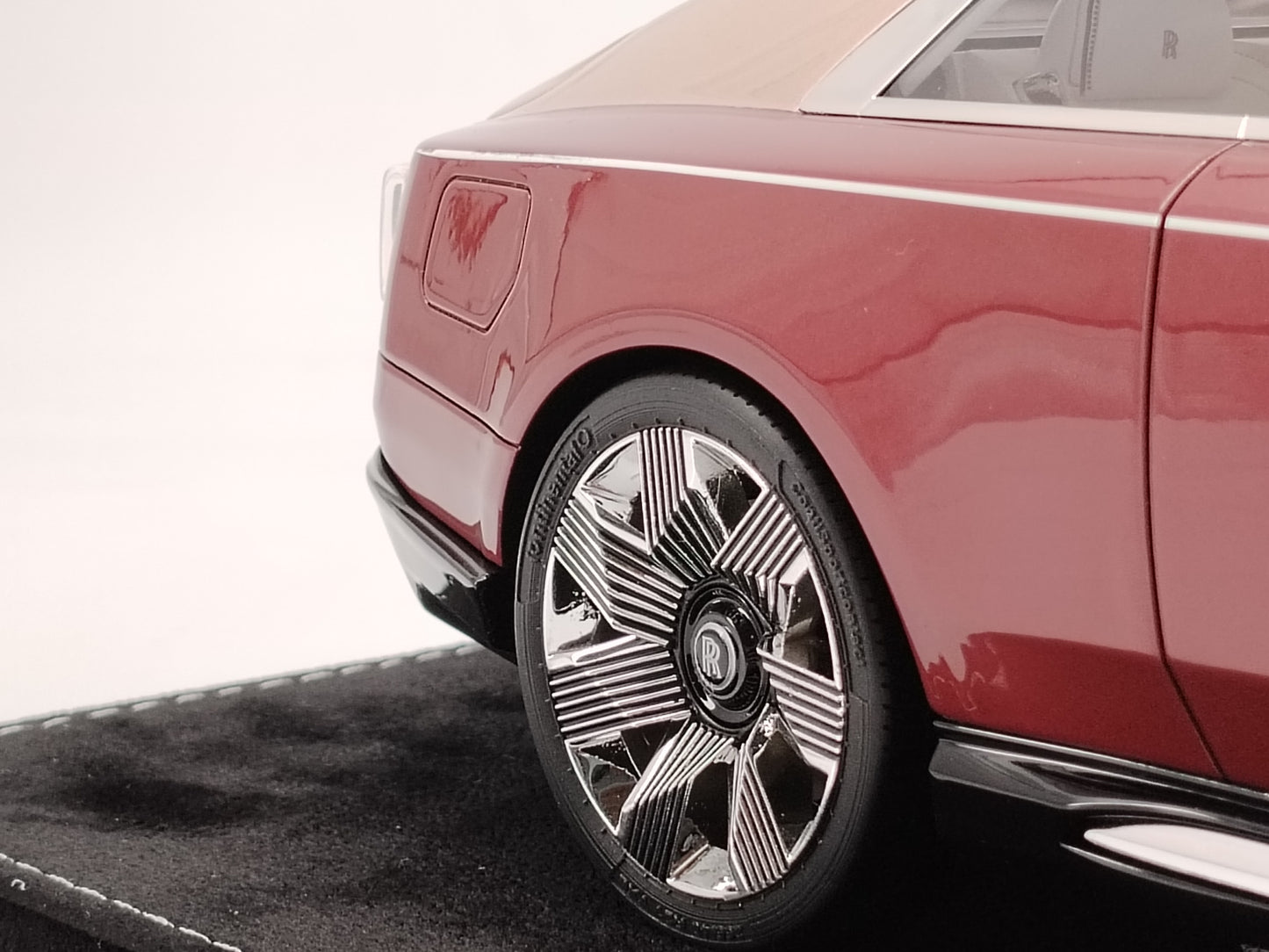 HH Model 1/18 Rolls-Royce Spectre Cherry Red/Champagne Gold Simulation Car Model