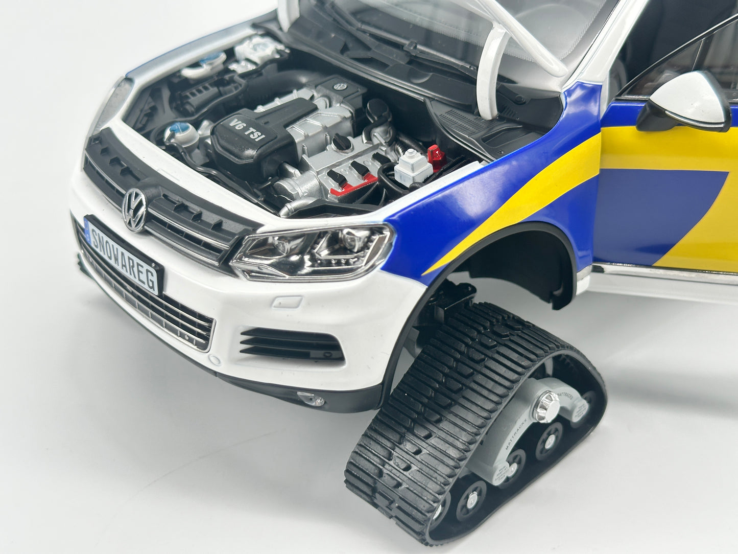 Kyosho 1/18 Volkswagen Touareg Snowmobile Alloy Simulation Model Car Ornaments Birthday Gift