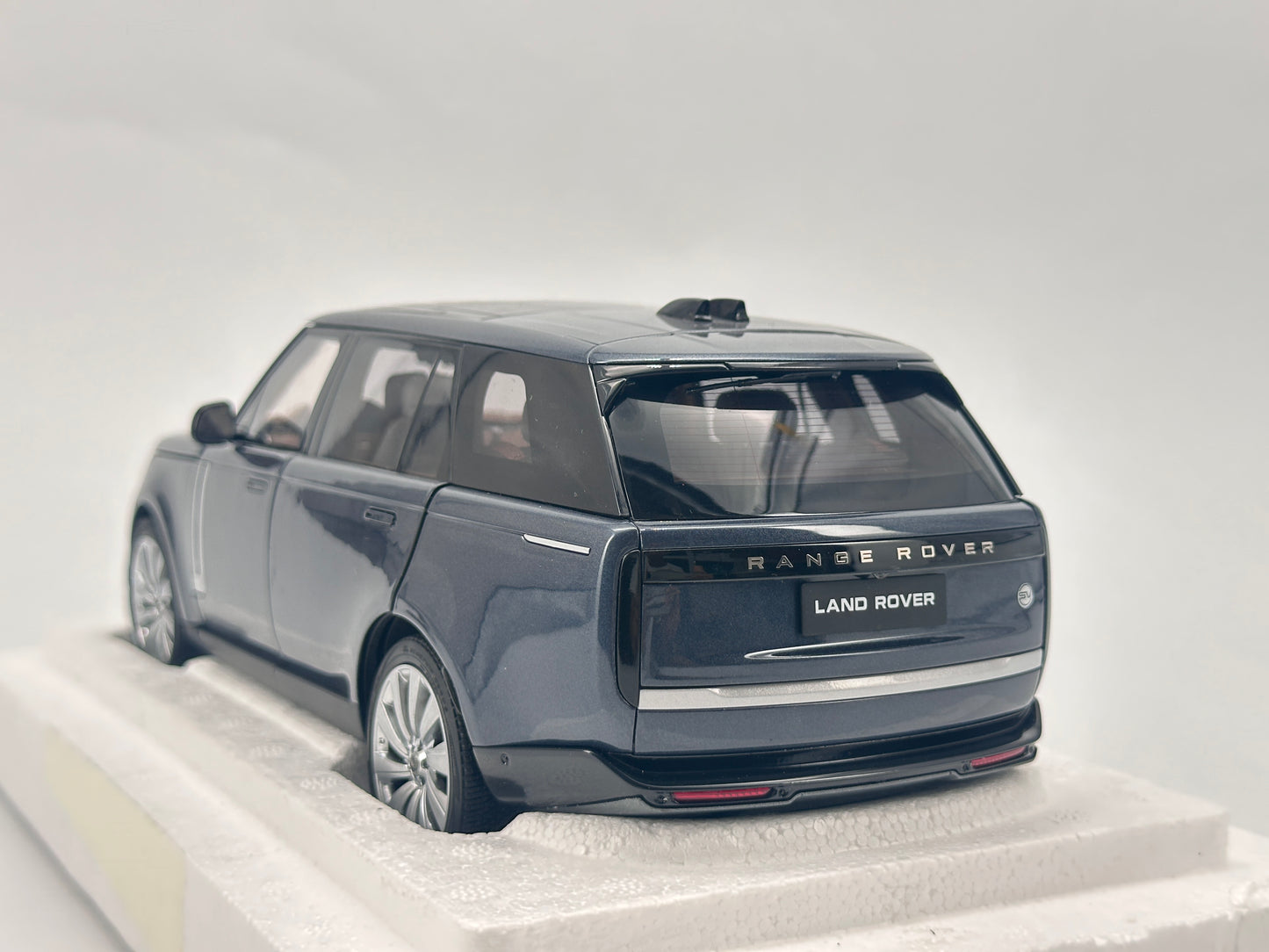 LCD 1/18 Land Rover Range Rover SV Autobiography Long Wheelbase Blue Alloy Car Model